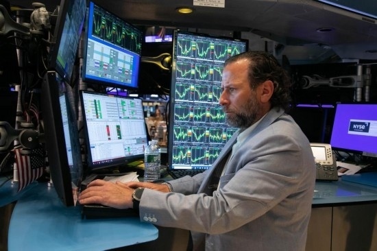 5月3日，交易員在美國紐約證券交易所交易大廳工作。新華社發(fā)（郭克攝）