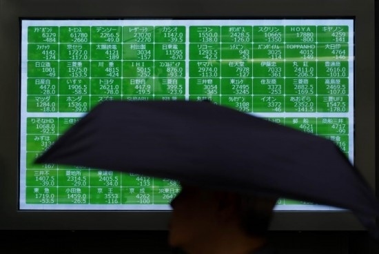 8月2日，在日本東京，行人經(jīng)過一處股指信息電子顯示屏。新華社記者張笑宇攝