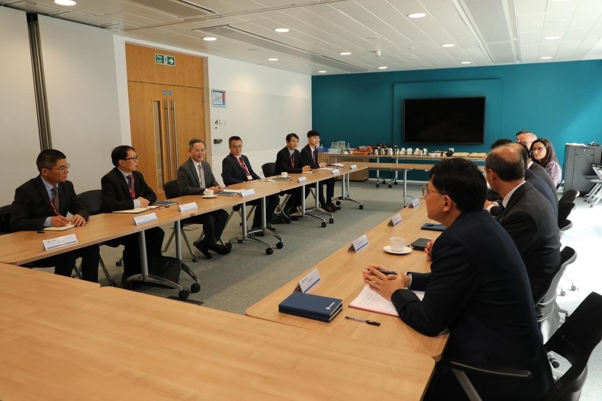 圖為中國駐英國大使鄭澤光與項目運營團隊及企業(yè)合作機構負責人座談現(xiàn)場。中國駐英國使館供圖