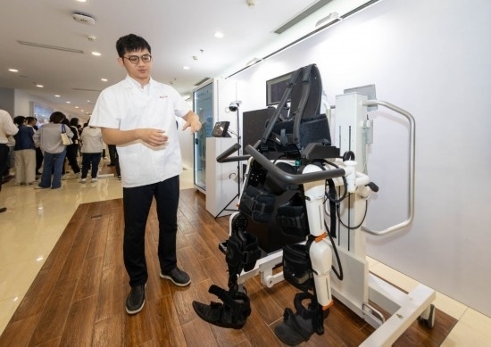 2024年5月24日，在位于上海市嘉定區(qū)的上海交通大學(xué)醫(yī)學(xué)院附屬瑞金醫(yī)院腫瘤質(zhì)子中心，工作人員介紹由瑞金醫(yī)院醫(yī)生和醫(yī)療公司共同研發(fā)的用于恢復(fù)患者下肢的醫(yī)療機(jī)器人。新華社記者 王翔 攝
