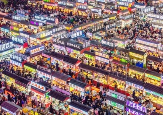 2024年4月21日，人們在河北省正定縣小商品夜市品嘗美食（無人機(jī)照片）。新華社發(fā)（武志偉 攝）