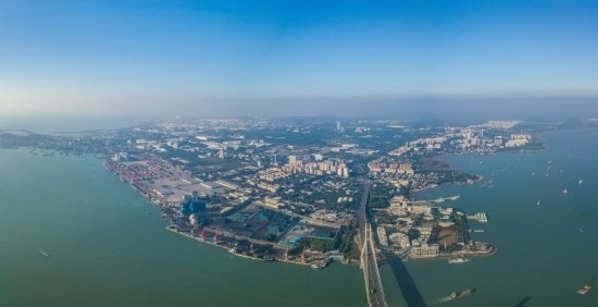 海南自貿(mào)港重點園區(qū)——洋浦經(jīng)濟(jì)開發(fā)區(qū)（2023年12月31日攝，無人機(jī)全景照片）。新華社記者 蒲曉旭 攝