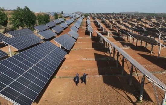 2024年4月16日，工人在河北省石家莊市靈壽縣譚莊鄉(xiāng)程家莊村的“農(nóng)光互補(bǔ)”光伏發(fā)電場巡查（無人機(jī)照片）。新華社記者 楊世堯 攝