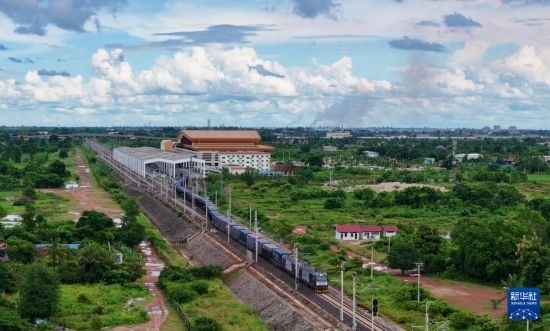 8月5日，由老撾籍火車司機(jī)獨(dú)立駕駛的滿載貨物的列車駛出萬象站，向中國(guó)昆明進(jìn)發(fā)（無人機(jī)照片）。新華社發(fā)（楊永全 攝）