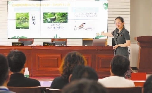 圖②：法官給旁聽(tīng)群眾講解破壞生態(tài)環(huán)境的危害和法律后果。