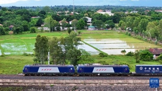 8月5日，由老撾籍火車司機(jī)獨(dú)立駕駛的滿載貨物的列車駛出萬象站，向中國(guó)昆明進(jìn)發(fā)（無人機(jī)照片）。新華社發(fā)（楊永全 攝）