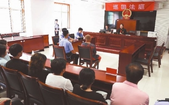 圖①：庭審現(xiàn)場(chǎng)。