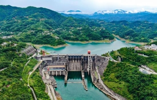 這是陜西安康水電站大壩（2024年6月21日攝，無人機(jī)照片）。新華社記者 蔡湘鑫 攝