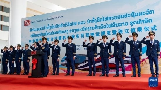 8月5日，在中老鐵路萬象站，中老鐵路首批14名老撾籍火車司機(jī)進(jìn)行宣誓。新華社發(fā)（凱喬 攝）