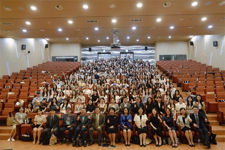 8月5日，第十一屆在韓國際中文教育志愿者崗中培訓(xùn)舉行開班儀式。圖為活動現(xiàn)場合影。 教育部中外語言交流合作中心供圖