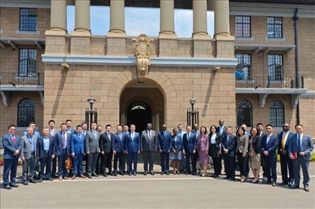 （與會(huì)人員合影留念。駐肯使館供圖）