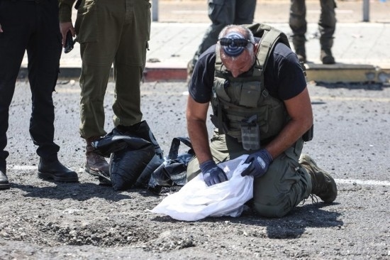 8月6日，在以色列納哈里亞，警方在無人機(jī)襲擊現(xiàn)場(chǎng)開展工作。以色列國(guó)防軍6日發(fā)表聲明說，多架無人機(jī)當(dāng)天從黎巴嫩射向以色列，造成以色列邊境城市納哈里亞數(shù)名平民受傷。新華社/基尼圖片社