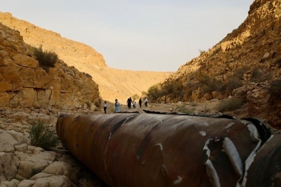 這是4月28日在以色列南部城市阿拉達(dá)附近拍攝的伊朗導(dǎo)彈殘骸。新華社發(fā)（賈馬爾·阿瓦德攝）