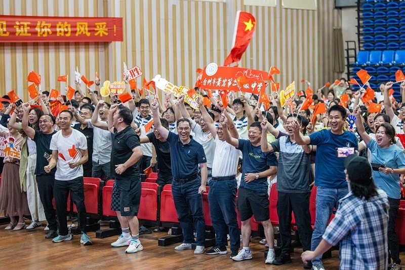 北京時(shí)間7月27日，2024年巴黎奧運(yùn)會(huì)首個(gè)比賽日，在射擊10米氣步槍混合團(tuán)體比賽中，中國(guó)選手黃雨婷/盛李豪獲得金牌。圖為黃雨婷的母校師生們通過收看奧運(yùn)直播的方式為她加油助威。