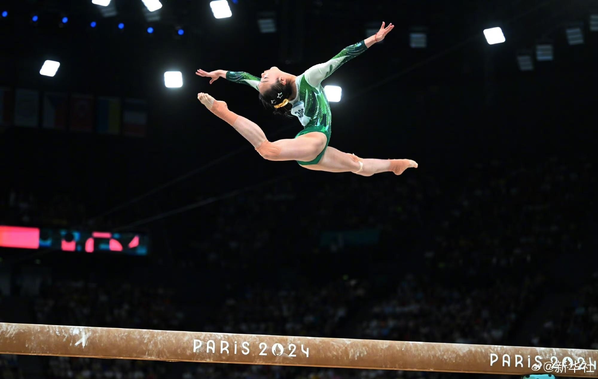 巴黎奧運會體操女子平衡木比賽中，中國選手周雅琴的靚麗身姿