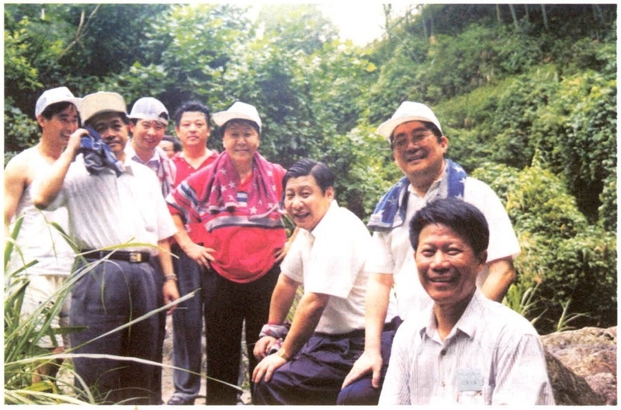1999年6月，習(xí)近平在福州森林公園參加紀念毛主席“發(fā)展體育運動，增強人民體質(zhì)”題詞47周年登山健身活動。（資料照片，來源：《習(xí)近平在福建》（下））