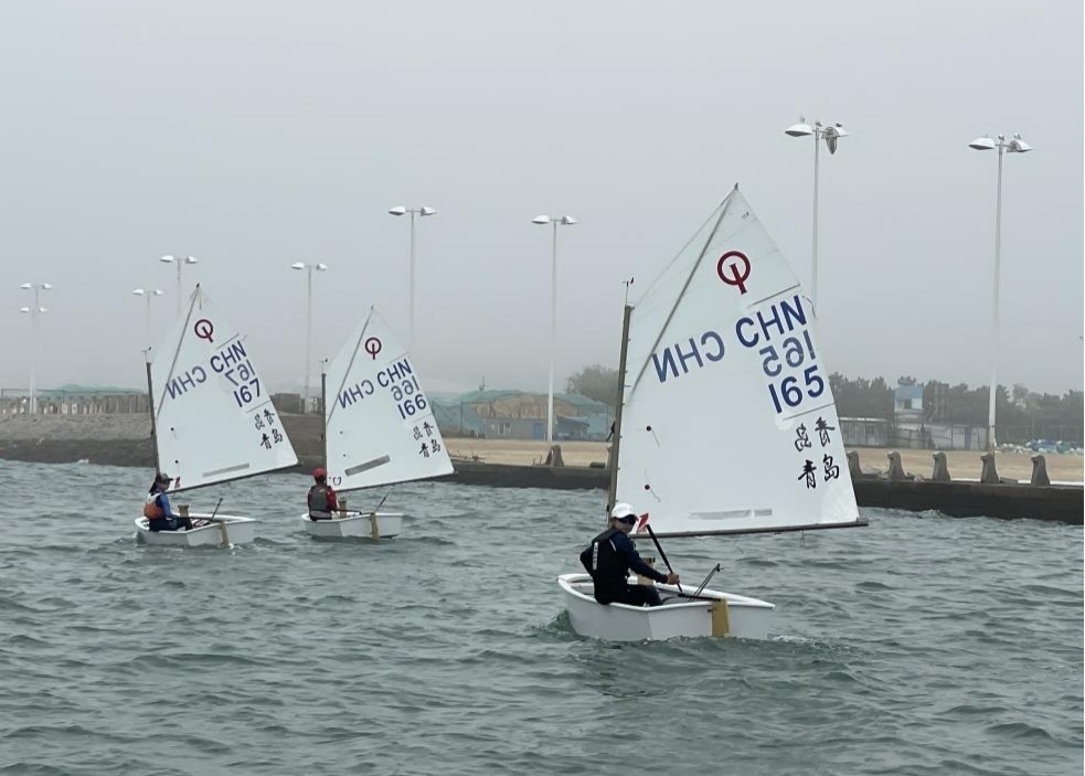 青島市嶗山區(qū)中韓小學(xué)帆船社團進行帆船訓(xùn)練。青島市嶗山區(qū)教育和體育局供圖