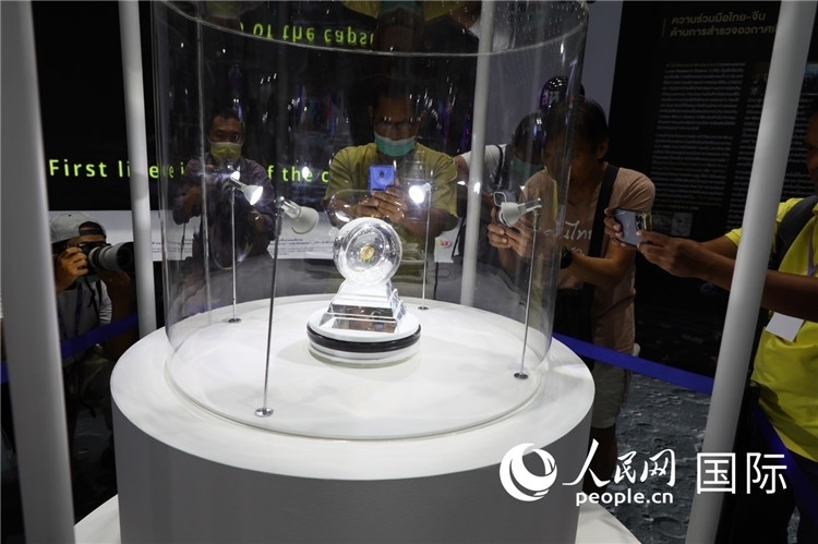 “嫦娥五號”探測器從月球帶回的月球樣品在泰國展出。人民網(wǎng)記者簡承淵攝