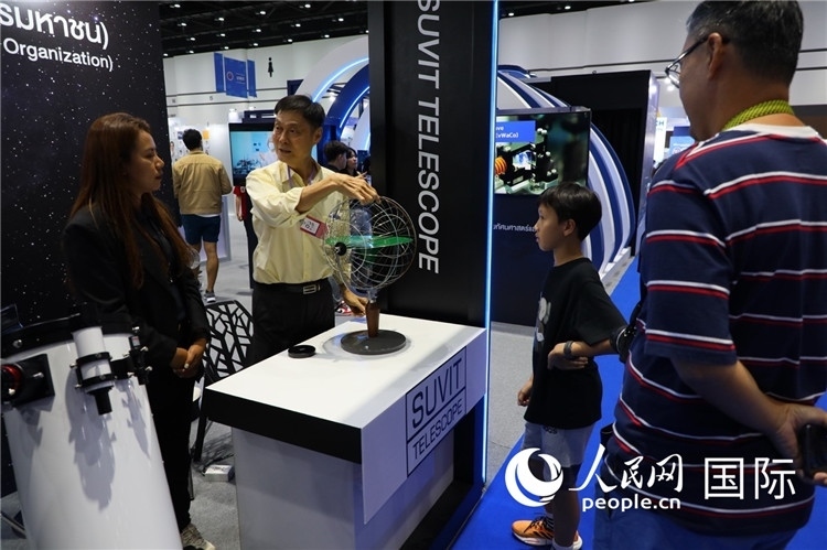 專家向觀眾講述航天知識。人民網(wǎng)記者簡承淵攝。