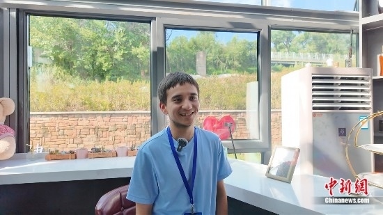 圖為外籍青年杜喬接受采訪。曹淼欣攝