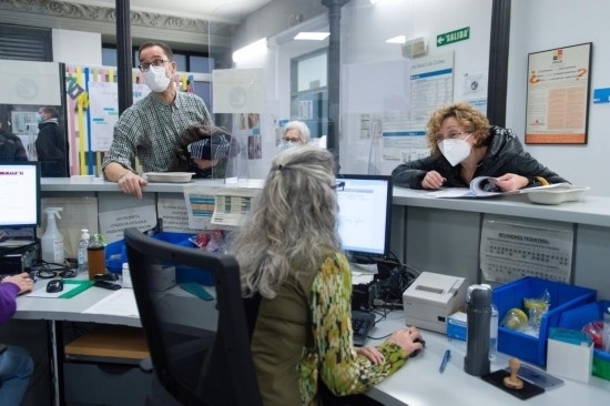 1月15日，人們在西班牙馬德里一家診所內(nèi)就診。新華社發(fā)（古斯塔沃·巴連特攝）