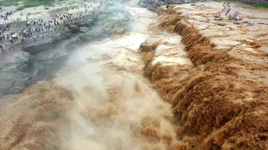 黃河壺口瀑布水量大增，出現(xiàn)壯美黃色瀑布群景觀。新華社發(fā) 呂桂明 攝