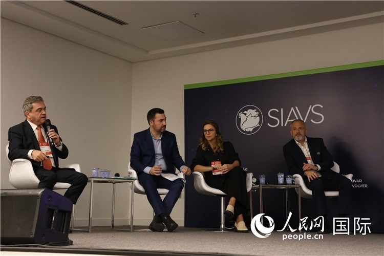 巴西動(dòng)物蛋白協(xié)會(huì)高層管理人員在展覽會(huì)舉辦前接受外國(guó)記者采訪。 人民網(wǎng)記者 時(shí)元皓攝