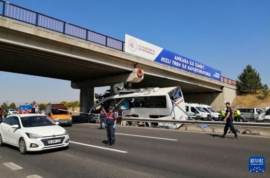 這是8月9日在土耳其安卡拉省波拉特勒拍攝的事故現(xiàn)場(chǎng)。新華社發(fā)（穆斯塔法·卡亞攝）