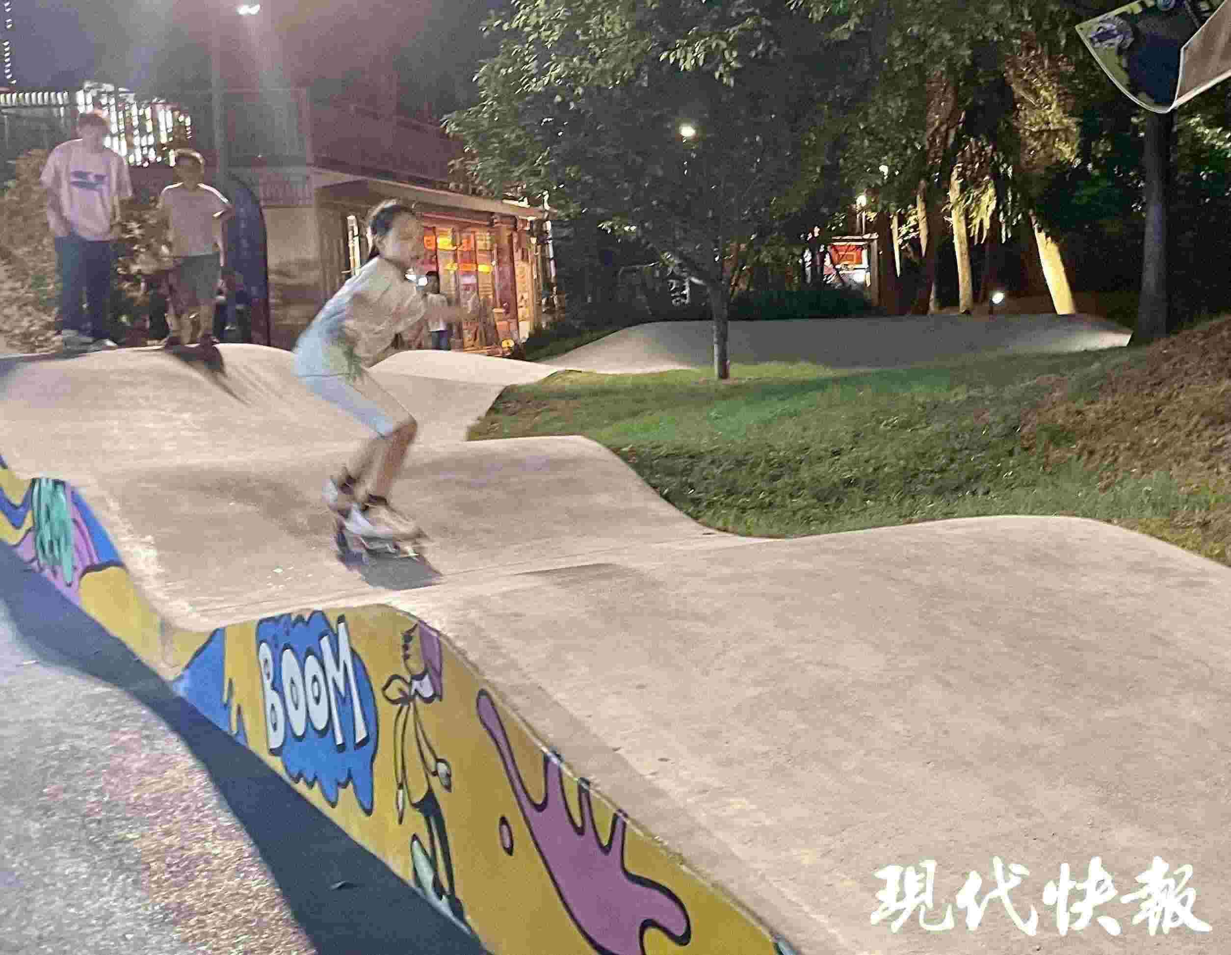 南京西城·夜未央的滑板場(chǎng)地上，一群青少年正在玩滑板