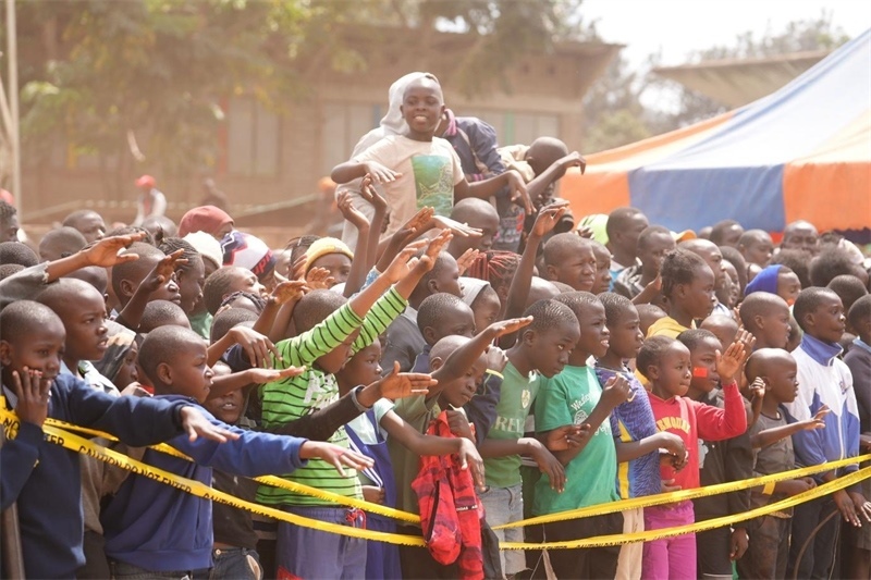 孩子們觀看達人秀。主辦方供圖