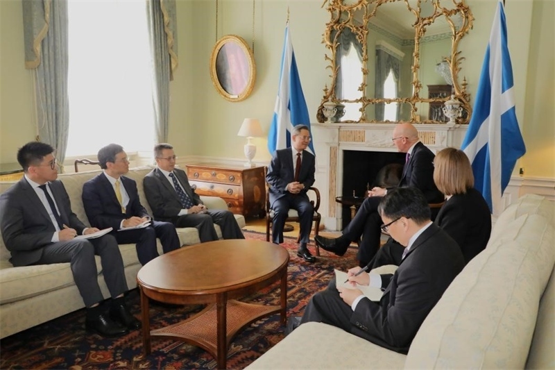 中國駐英國大使鄭澤光在愛丁堡會(huì)見蘇格蘭首席部長斯溫尼。中國駐英國使館供圖