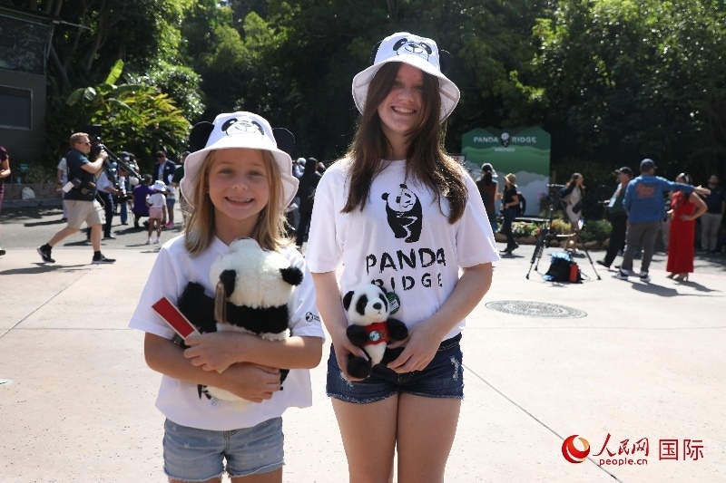 3、美國(guó)當(dāng)?shù)卦S多民眾來圣迭戈動(dòng)物園看熊貓。 人民網(wǎng)記者 李志偉攝