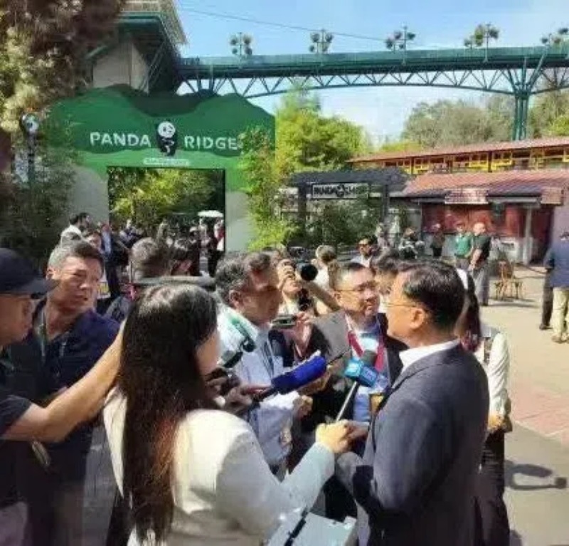 謝鋒大使現(xiàn)場接受記者采訪。中國駐美大使館供圖