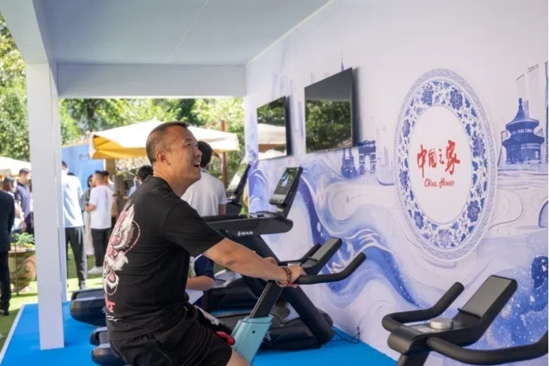 參觀者在智慧體育公園體驗(yàn)動(dòng)感單車。巴黎