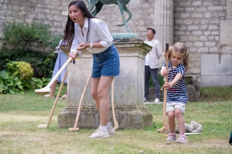 小朋友體驗(yàn)捶丸游戲。巴黎
