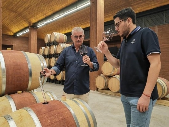  8月7日，尼古拉·格里馬（左）與同事在酒窖中。新華社記者 劉海 攝