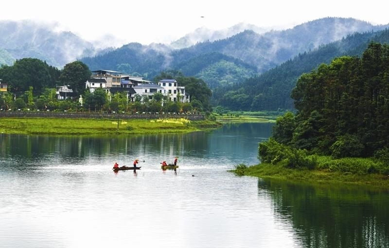 2024年6月5日，志愿者在湖南常寧市洋泉水庫清理水面漂浮物。