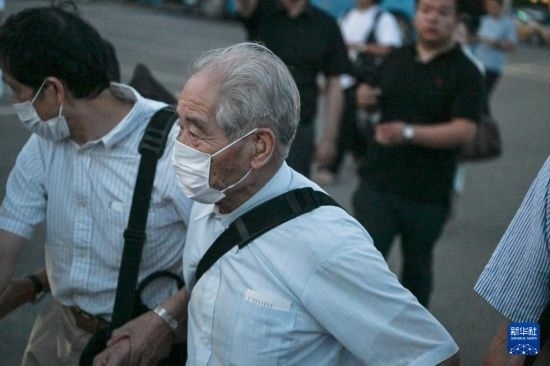 8月12日晚，侵華日軍第七三一部隊（簡稱“731部隊”）“少年隊”原隊員清水英男，乘機(jī)抵達(dá)哈爾濱。新華社記者 王松 攝