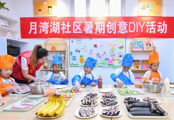 漯河市月灣湖社區(qū)青少年活動(dòng)室里，志愿者教孩子們做手工。 齊國(guó)霞攝