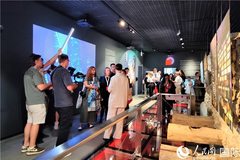 金磚國家城市主題攝影展現(xiàn)場。人民網(wǎng)記者 于宏建攝