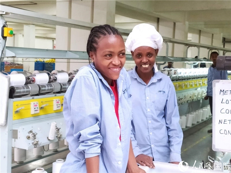 無錫金茂埃塞面料廠車間的當(dāng)?shù)嘏?。人民網(wǎng)記者黃培昭攝