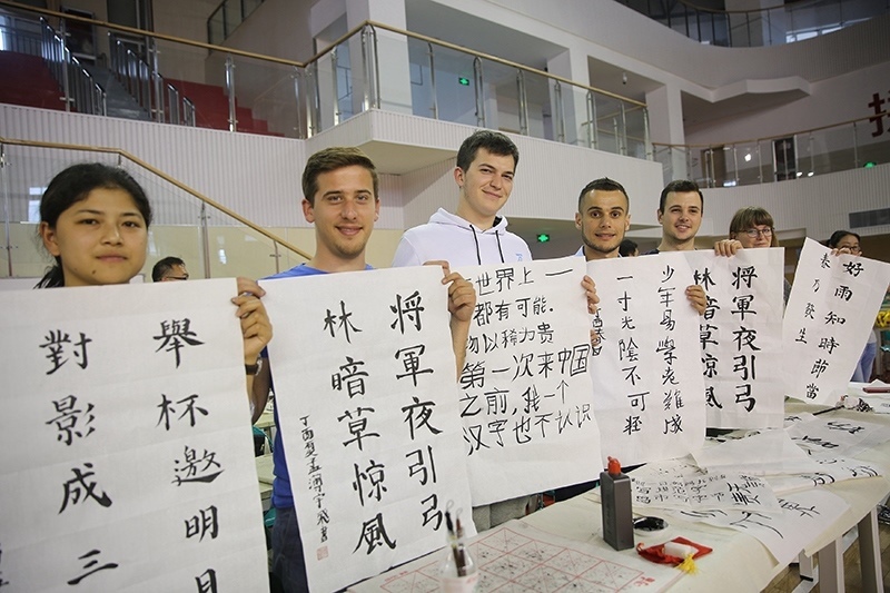 2017年6月5日，來(lái)自青島大學(xué)和中國(guó)石油大學(xué)（華東）的外國(guó)留學(xué)生在展示現(xiàn)場(chǎng)完成的書(shū)法作品。
