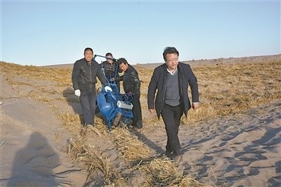 徐先英（右一）帶隊(duì)在沙漠腹地試驗(yàn)新型手扶式小沙障機(jī)。受訪者供圖