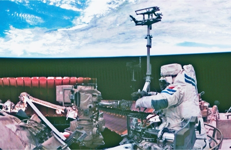 黨的十八大以來，我國科技事業(yè)取得歷史性成就、發(fā)生歷史性變革，科技自立自強成果持續(xù)涌現(xiàn)。圖為2024年7月3日在北京航天飛行控制中心拍攝的神舟十八號航天員李聰在空間站組合體艙外作業(yè)的畫面。 新華社記者 郭中正/攝