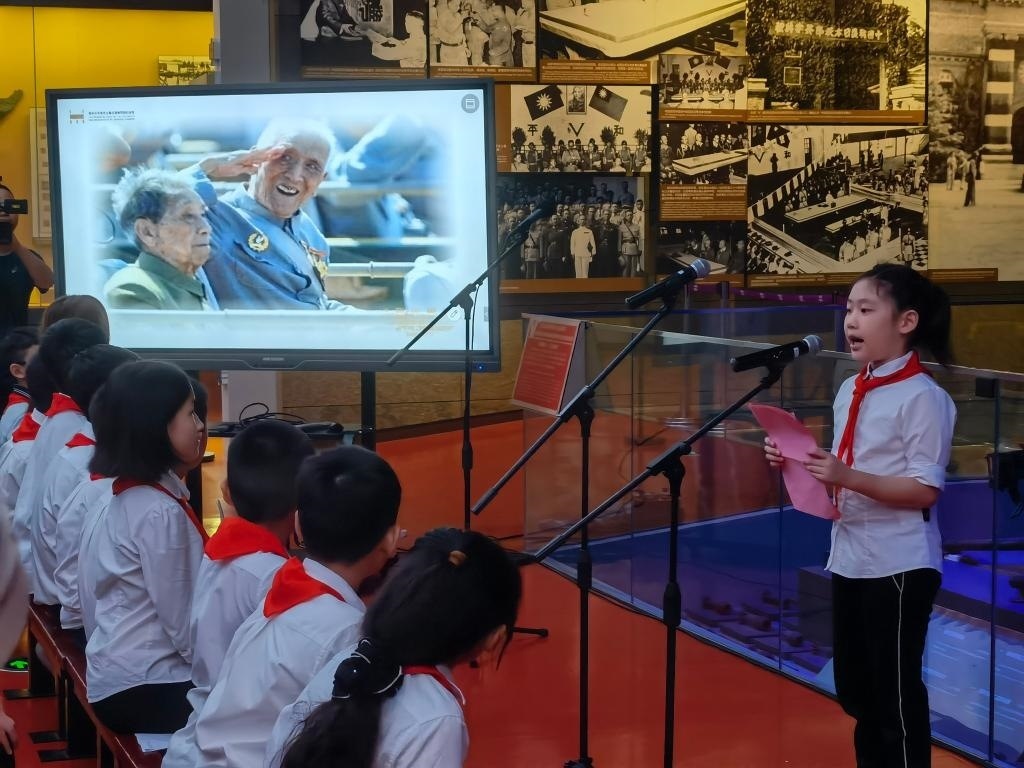 南京市科睿小學(xué)二年級(jí)學(xué)生章若初為大家講述抗戰(zhàn)老兵手印的故事。 新華社記者 邱冰清 攝