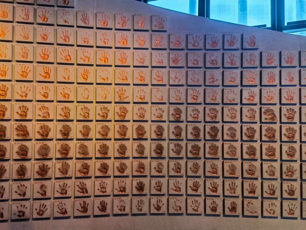 圖為侵華日軍南京大屠殺遇難同胞紀(jì)念館“三個(gè)必勝”展廳排列的648個(gè)鮮紅的手印（局部）。新華社記者 邱冰清 攝