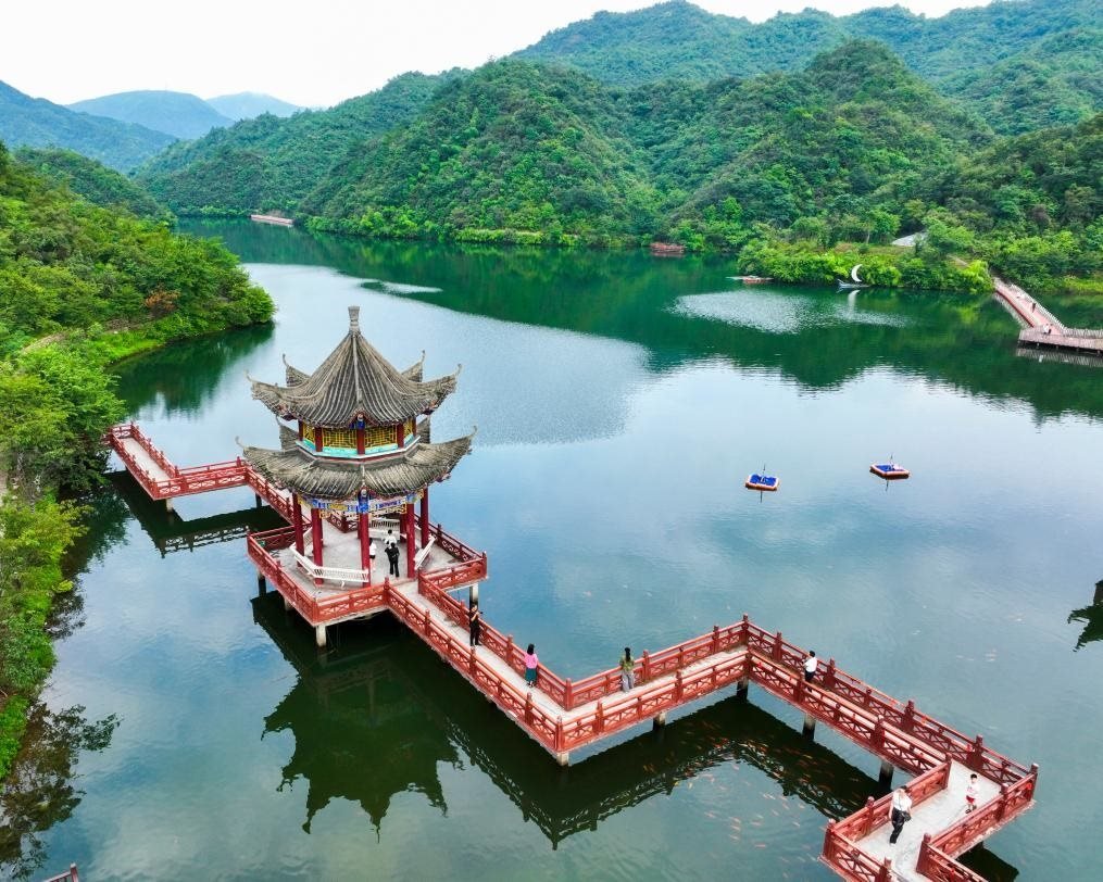 2024年8月11日，游客在湖南省雙牌縣陽明山國家森林公園萬和湖休閑游玩。新華社發(fā)（周秀魚春攝）