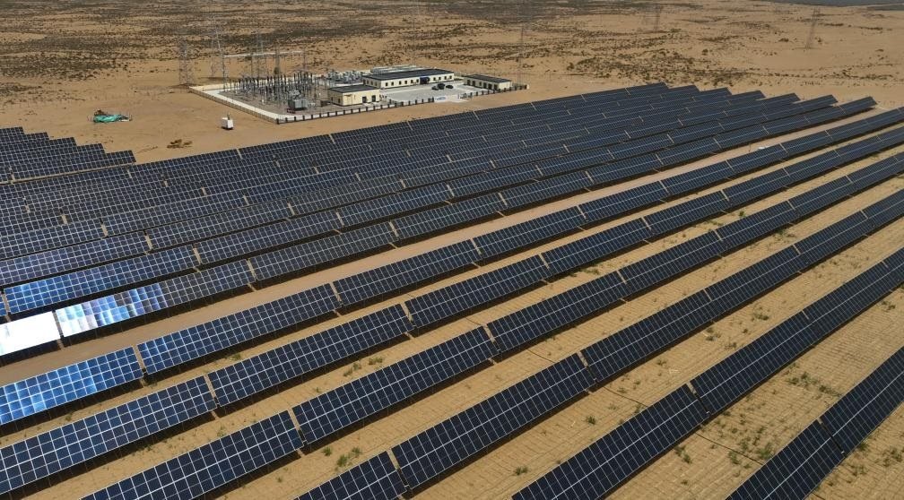 這是2024年5月16日拍攝的內(nèi)蒙古巴彥淖爾市磴口縣烏蘭布和沙漠光伏基地。新華社記者李云平攝