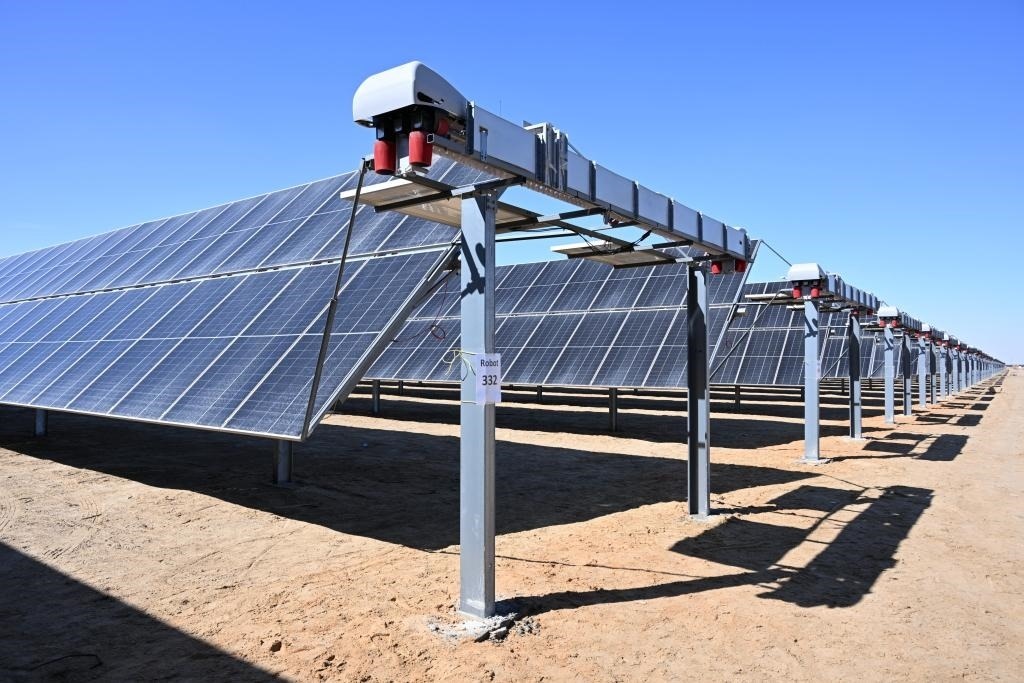 這是2023年3月18日在位于阿聯(lián)酋阿布扎比南部的艾爾達芙拉光伏電站拍攝的光伏板。新華社發(fā)（中國機械設(shè)備工程股份有限公司阿布扎比分公司供圖）