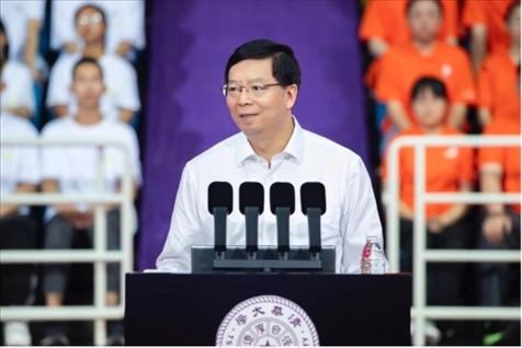 邱勇為新生講授開學第一課。學校供圖